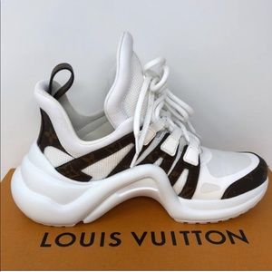 Stunning 100% AUTH Louis Vuitton Monogram Sneakers